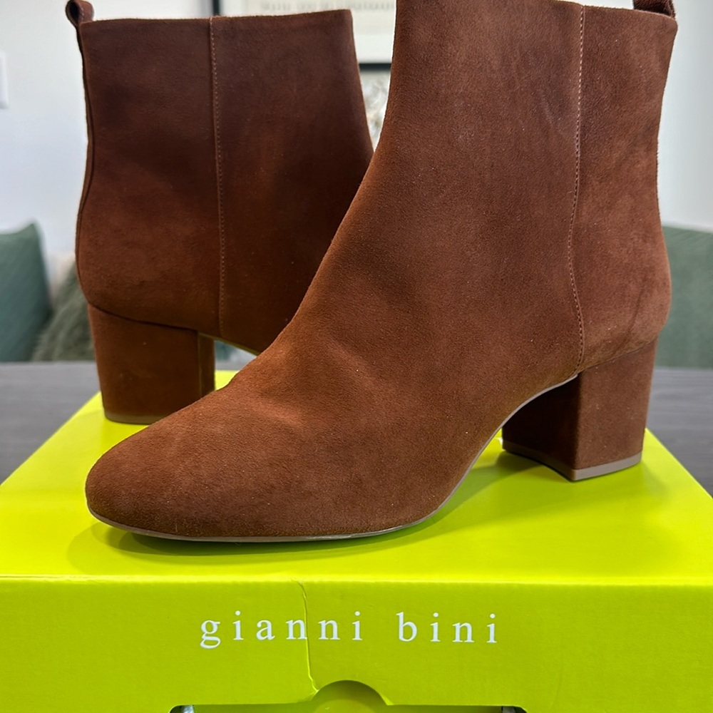 Gianni Bini NWT Suede Ankle Bootie Size 9
